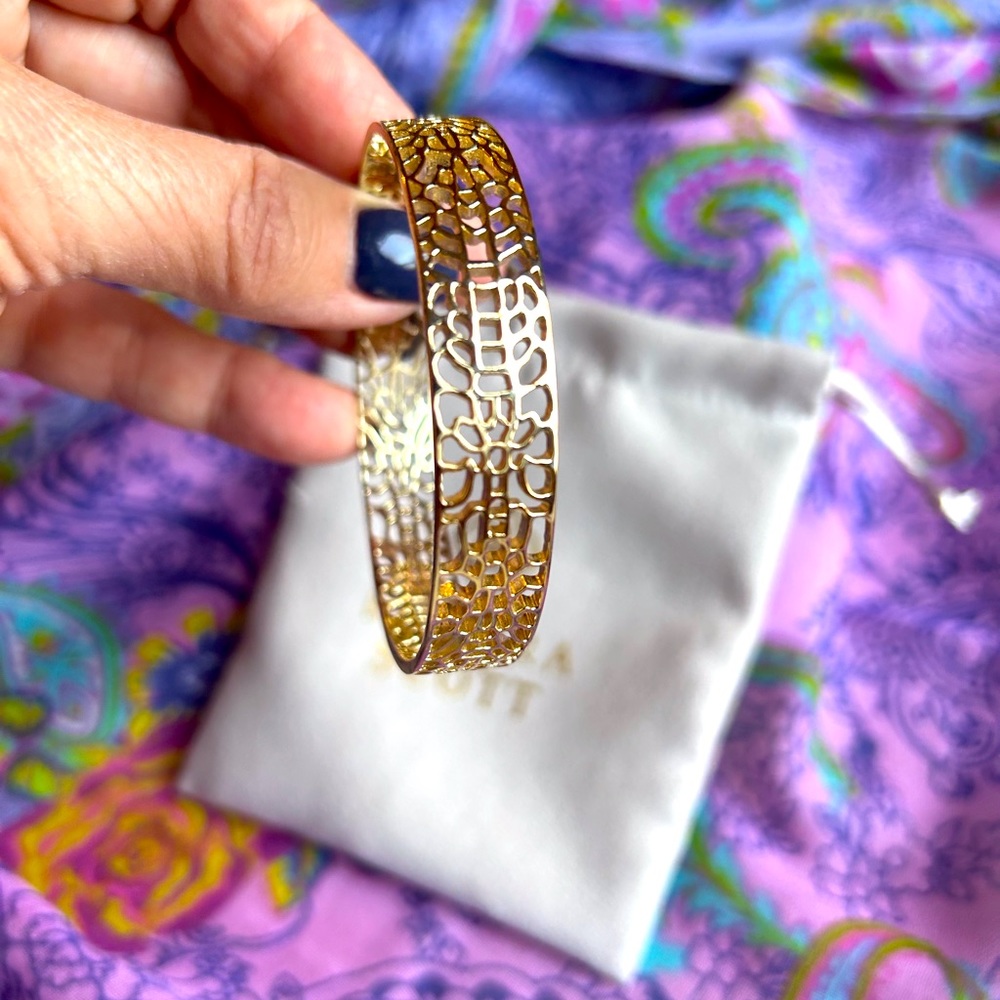 **SOLD** Kendra Scott Maren gold bangle bracelet. Perfect condition!